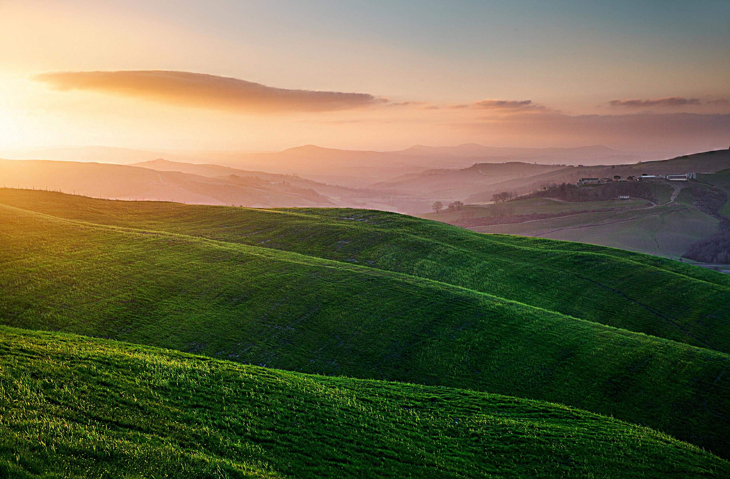 trávnik na svahovitom teréne
